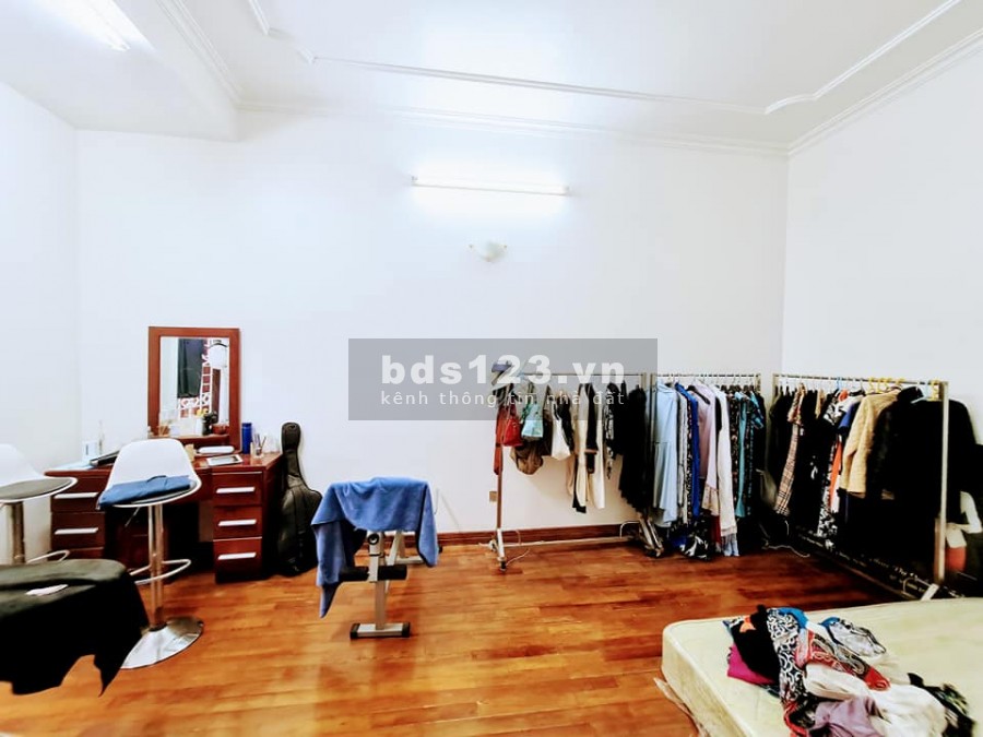 Bán nhà nguyên căn Thạch Bàn diện tích 51m2, 4.5 tầng, giá bán 2.7 tỷ, chủ tự xây 3 năm