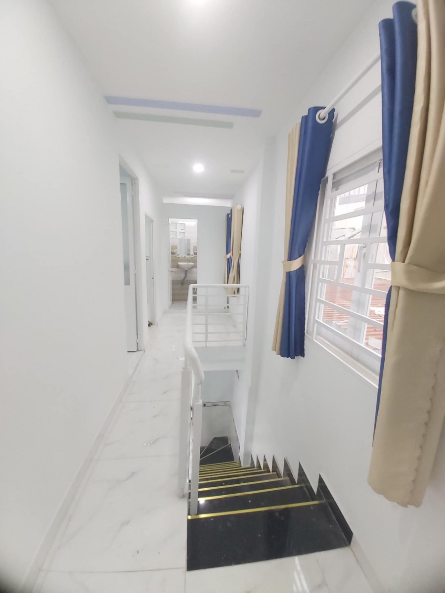 Bán nhà nguyên căn bao rẻ rộng thoáng giá bán chỉ 2.95 tỷ, trung tâm Quận 4