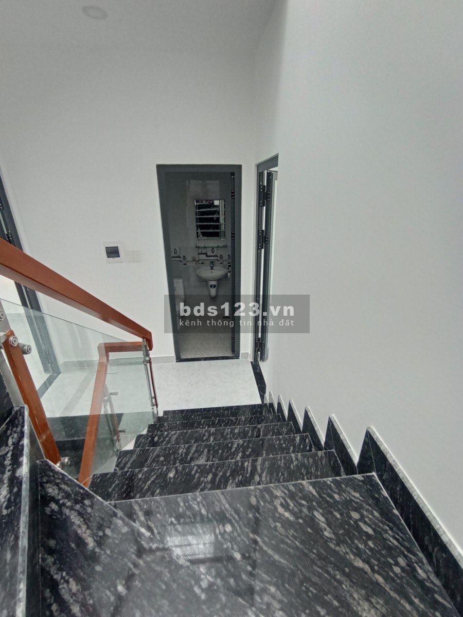 Bán nhà khu dân cư Nhà Xinh Home Garden, liền kề KĐT Five Star, đã có sổ hồng riêng
