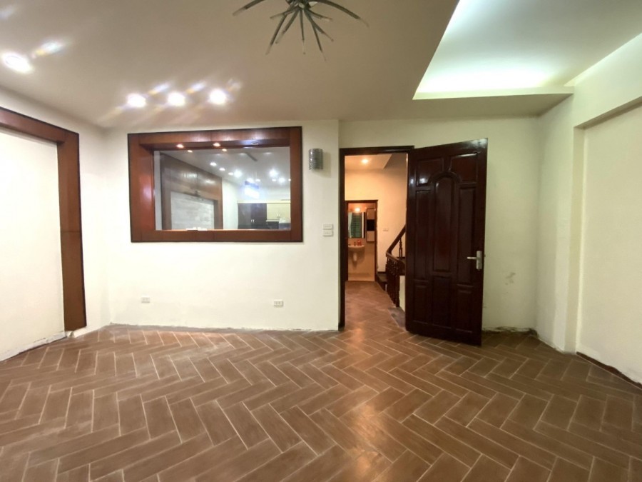 Bán nhanh nguyên căn nhà phố Giáp Bát ô tô đỗ cửa, diện tích 60m2, 5 tầng giá bán 6.8 tỷ