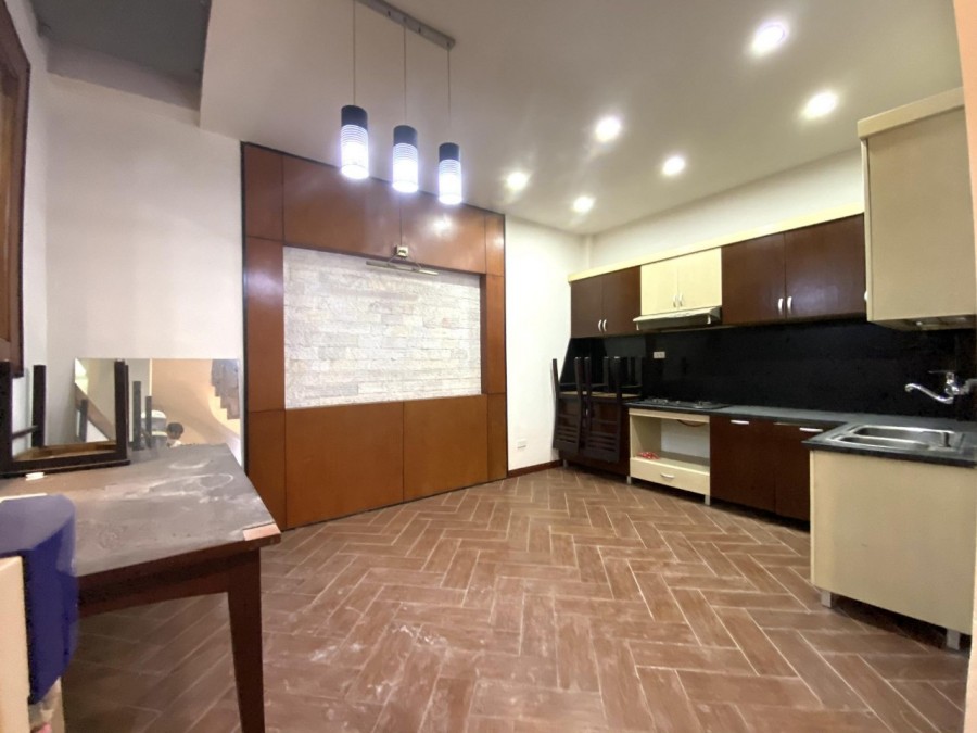 Bán nhanh nguyên căn nhà phố Giáp Bát ô tô đỗ cửa, diện tích 60m2, 5 tầng giá bán 6.8 tỷ