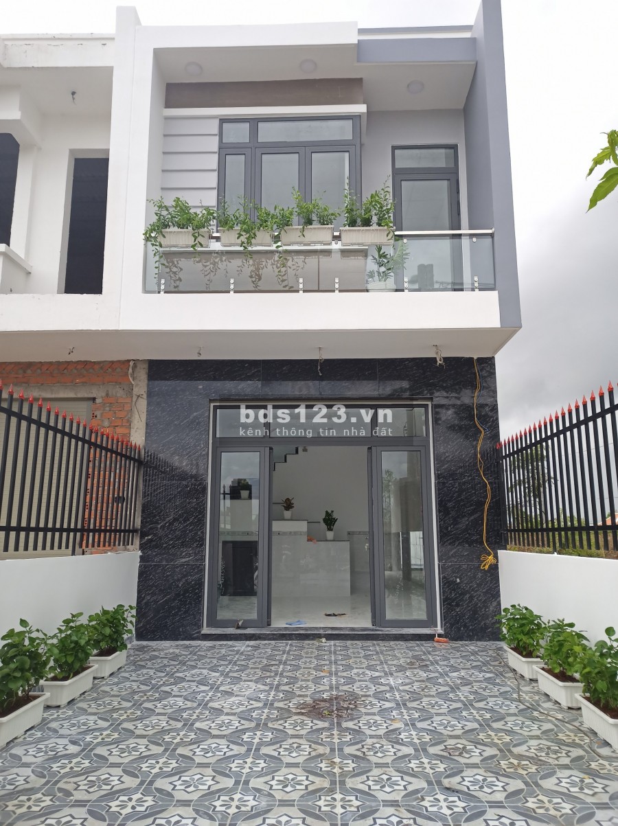 Bán nhà khu dân cư Nhà Xinh Home Garden, liền kề KĐT Five Star, đã có sổ hồng riêng