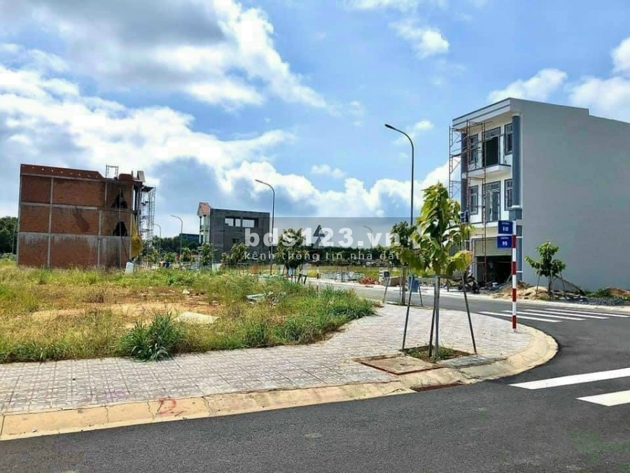 Bán gấp lô góc 2 mặt tiền kinh doanh buôn bán đối diện trường học giá đầu tư KCN VSIP