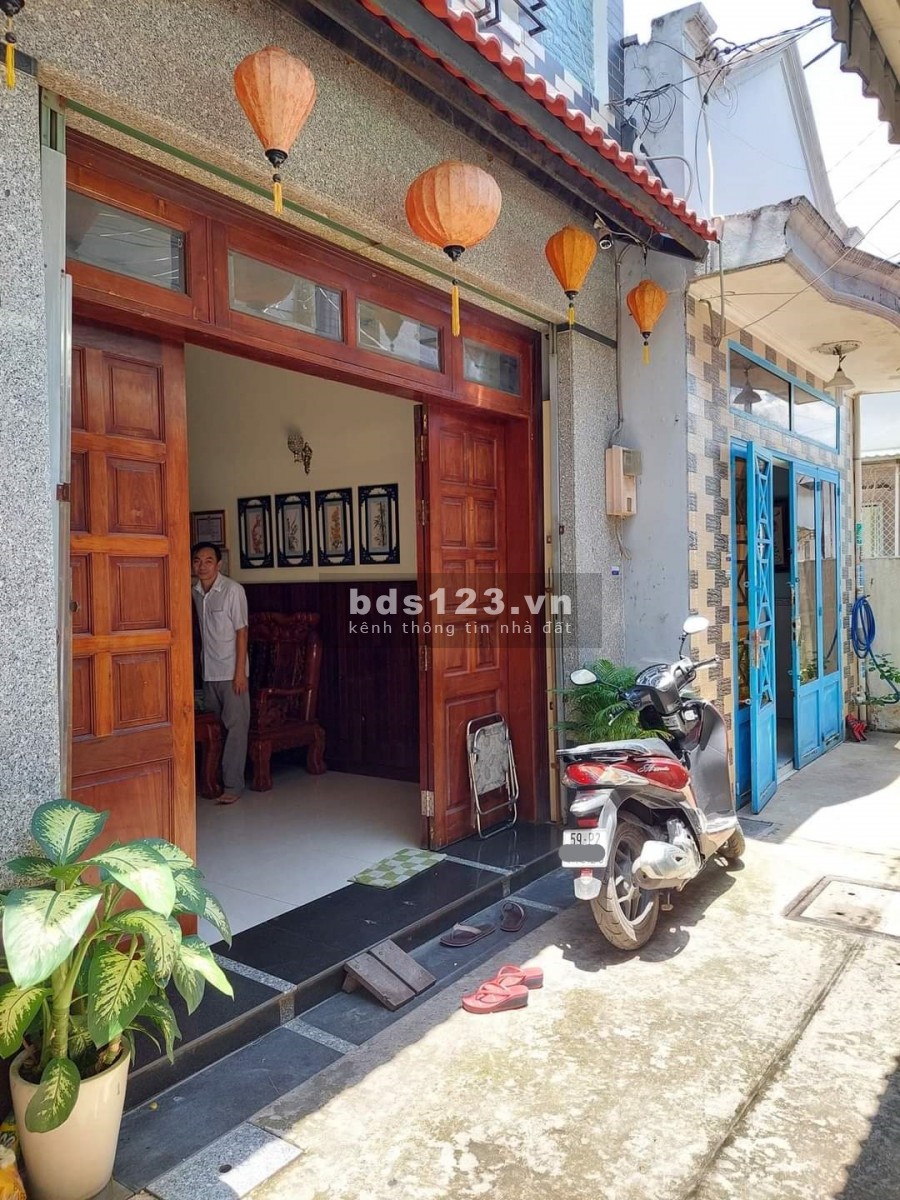Nhà kiên cố 3 tầng, nội thất Gỗ Quý nằm trên đường Hoàng Bật Đạt giá bán 4,6 tỷ