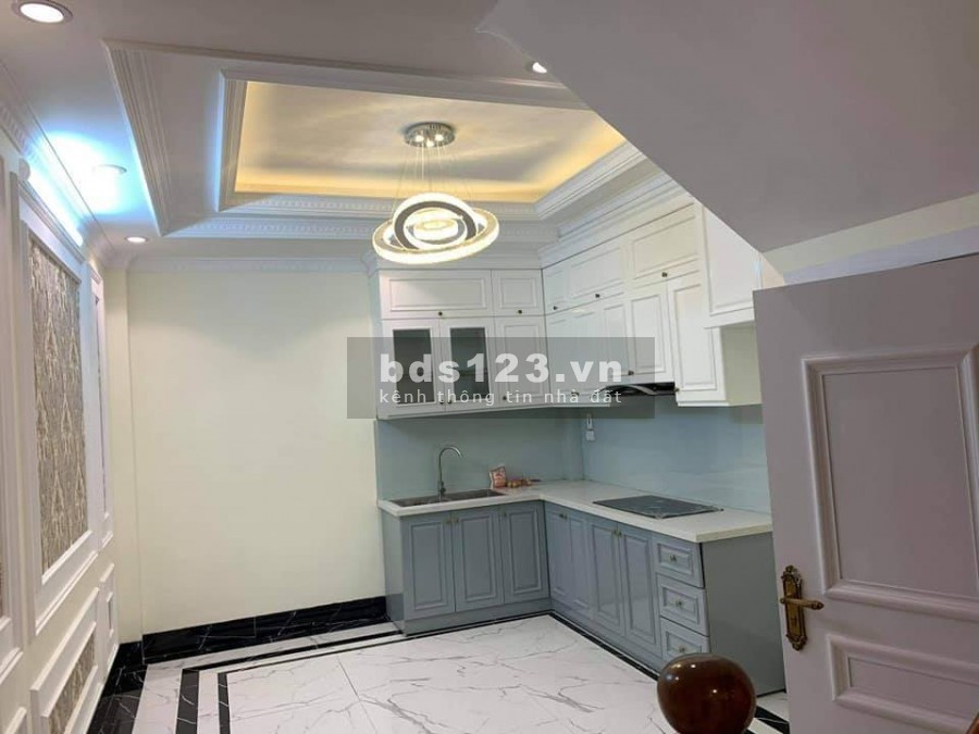 Bán nhà Nguyễn Sơn, còn mới, ô tô đỗ cổng diện tích 45m2, 5 tầng đúc, giá bán 4 tỷ, lhcc
