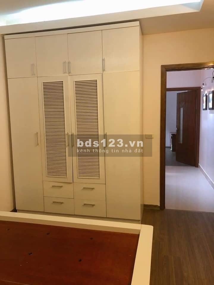 Bán nhà Nguyễn Sơn, còn mới, ô tô đỗ cổng diện tích 45m2, 5 tầng đúc, giá bán 4 tỷ, lhcc