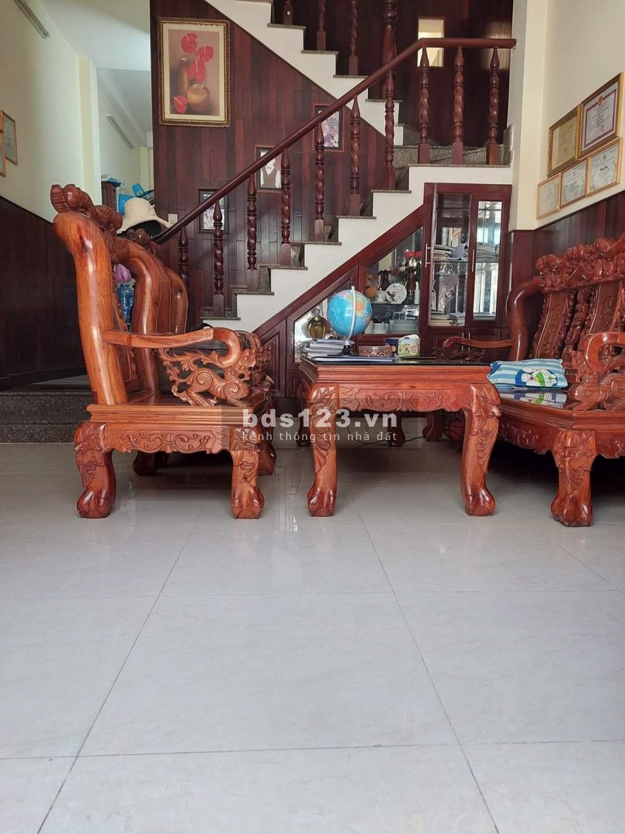 Nhà kiên cố 3 tầng, nội thất Gỗ Quý nằm trên đường Hoàng Bật Đạt giá bán 4,6 tỷ