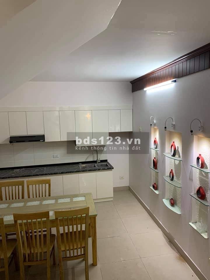 Bán nhà Nguyễn Sơn, còn mới, ô tô đỗ cổng diện tích 45m2, 5 tầng đúc, giá bán 4 tỷ, lhcc