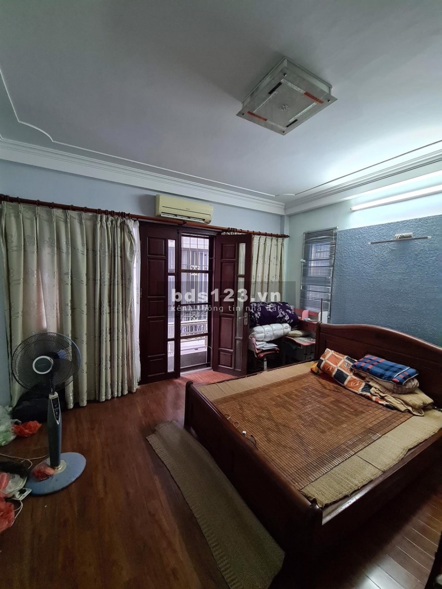 Nhà đẹp trung tâm Cầu Giấy dt 55m2 5 tầng mặt tiền 4.5m lô góc, kinh doanh, giá 6.4 tỷ