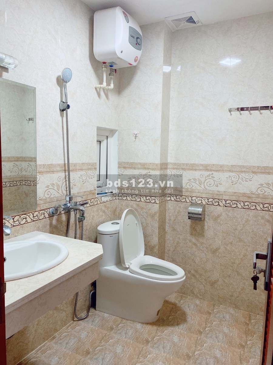 Cần bán nhanh nhà nguyên căn Lâm Du, Quận Long Biên, dtsd 35m2, 4.5 tầng giá 3 tỷ