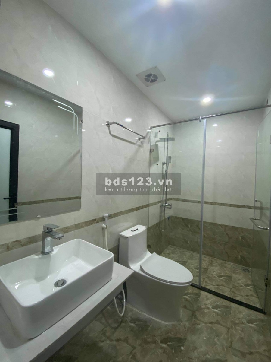Bán nhà Quận Cầu Giấy, đẹp long lanh, diện tích sử dụng 43m2, giá bán 3,5 tỷ, sổ sẵn
