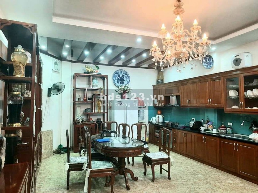 Bán nhà Nguyễn Khang 4 tầng mặt tiền 5m giá 4,1 tỷ khu dân trí cao, tiện ích xung quanh đủ