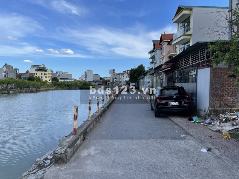 Bán nhà 3,5 tầng view mặt hồ Đầm Tranh, Cự Khối, ô tô vào tận nhà, giá 4.2 tỷ thượng lượng