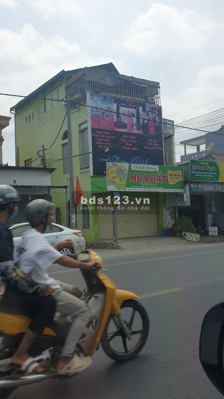 Bán gấp nhà 2 mặt tiền đúc kiên cố 1 trệt + 2 lầu ( 3ty7) cách phà Quân 2 (1.5km)