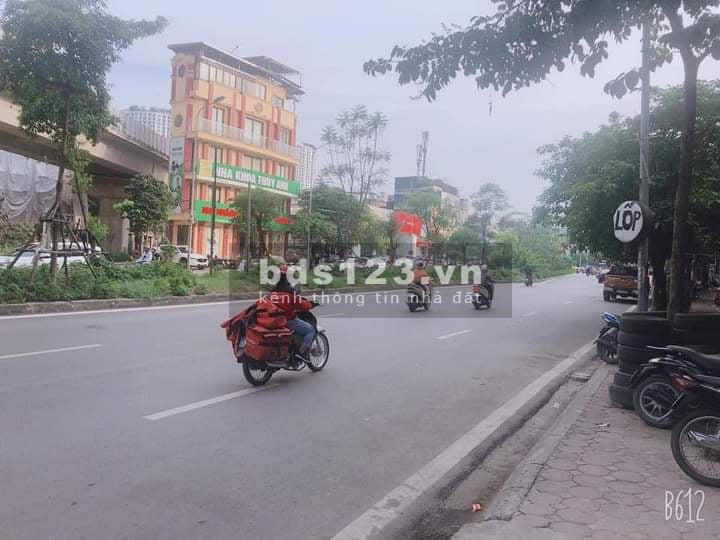 Bán nhà mặt phố Yên Lãng trung tâm Quận Đống Đa, kinh doanh sầm uất, vỉa hè đá bóng
