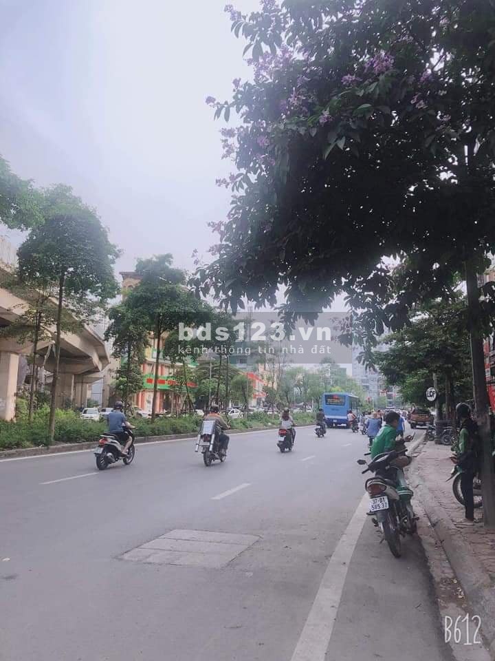 Bán nhà mặt phố Yên Lãng trung tâm Quận Đống Đa, kinh doanh sầm uất, vỉa hè đá bóng