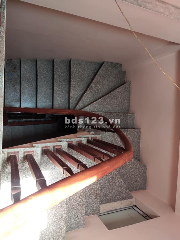 Mặt phố lô góc kinh doanh Đê La Thành Quận Đống Đa, dt 35m2, 5 tầng, giá 5.7 tỷ, lh 0817672955