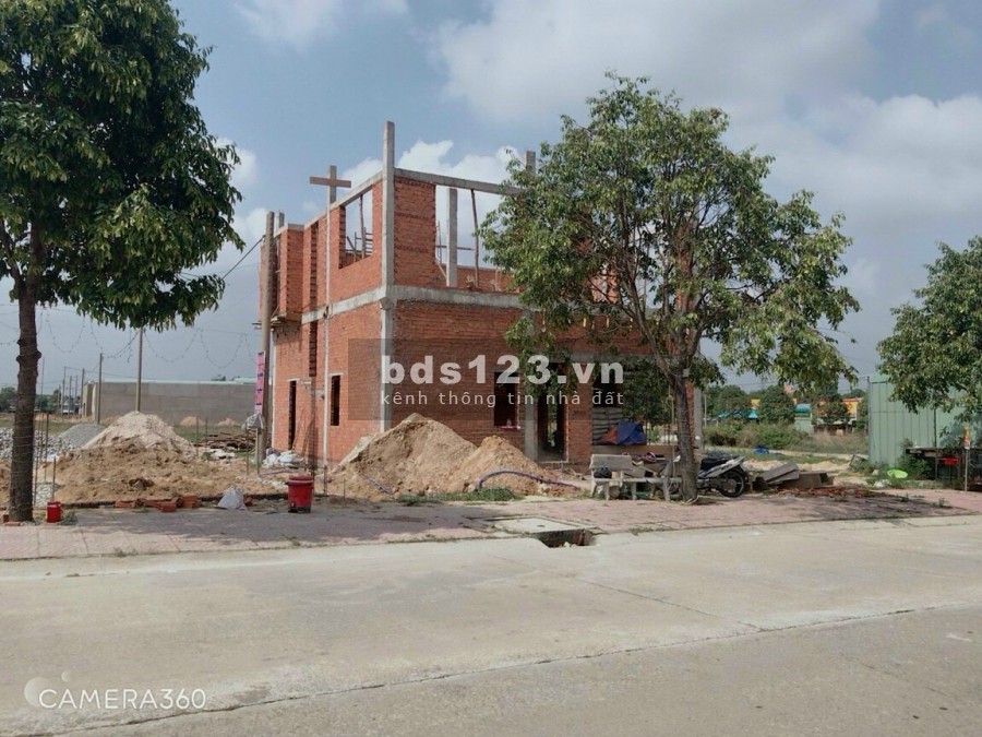 Gia Đình có lô đất 90M2 cần bán nằm sát bên Uỷ Ban Nhân Dân Bến Cát