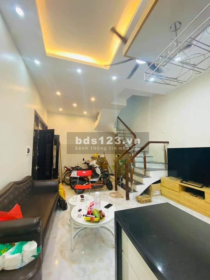Tôi cần bán nhà khu vực Đường Hoàng Mai, 40m 4 tầng, nhà mới, ở ngay, gần oto, 0877771009