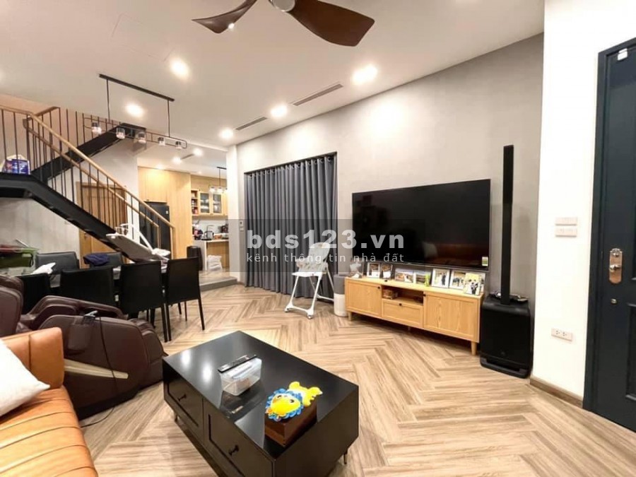 Bán đất tặng biệt thự sang trọng Cự Khối view hồ diện tích 98m2, giá bán 11 tỷ 5