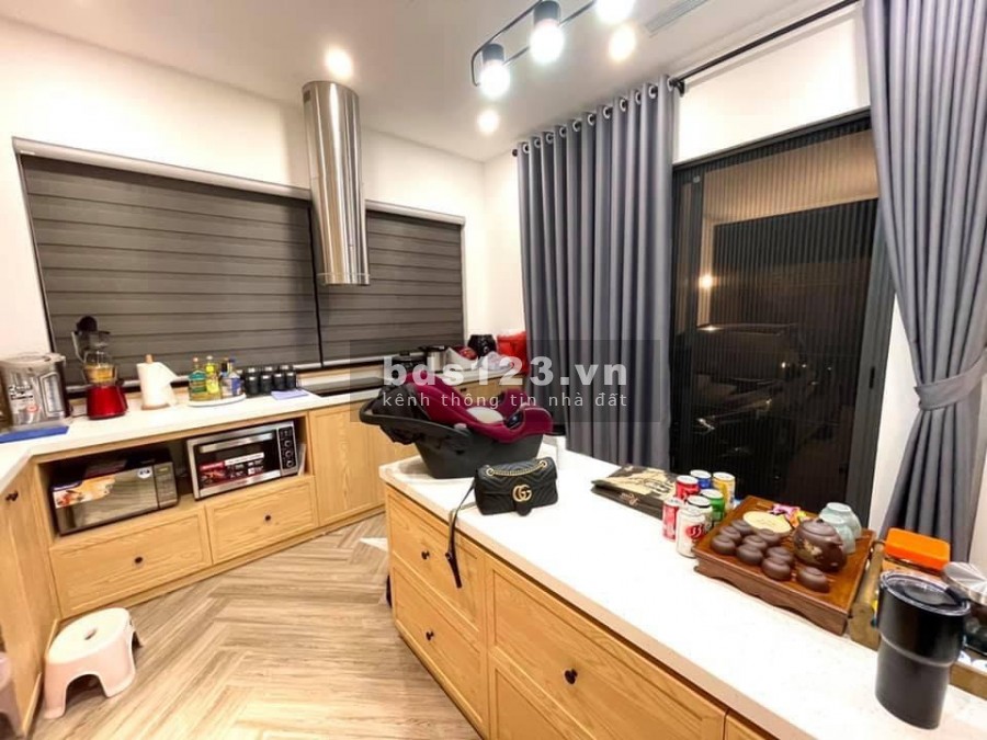 Bán đất tặng biệt thự sang trọng Cự Khối view hồ diện tích 98m2, giá bán 11 tỷ 5