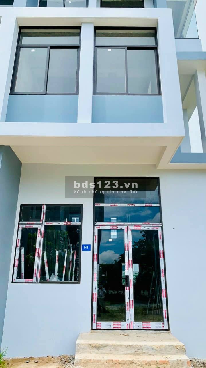 Cần bán nhà 4 tầng Hoàng Quốc Việt, đường 12m view công viên