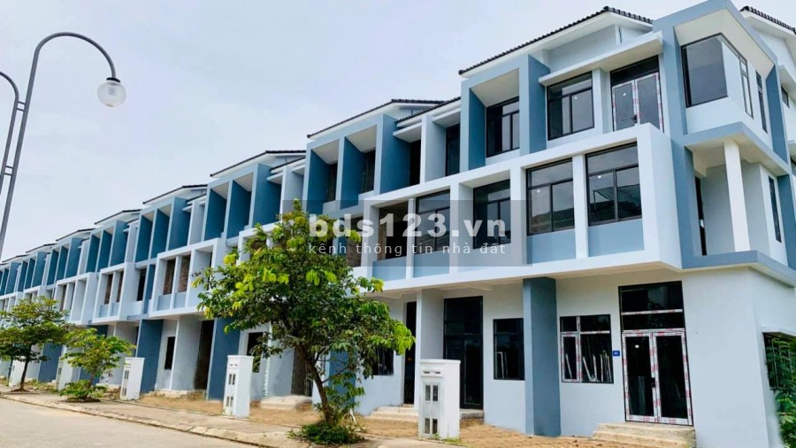 Cần bán nhà 4 tầng Hoàng Quốc Việt, đường 12m view công viên