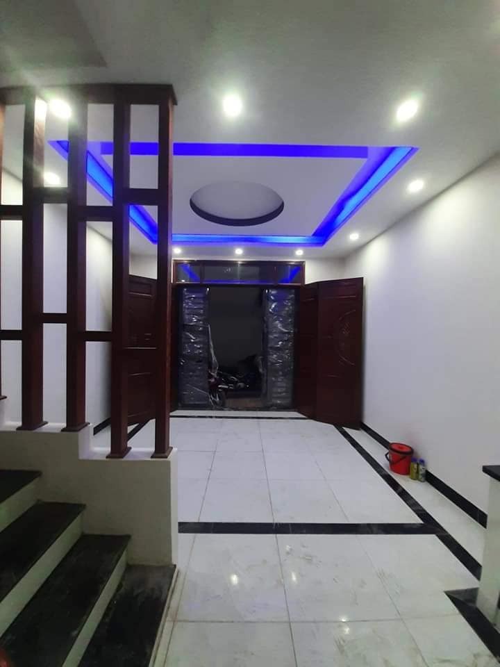 Bán nhà mặt ngõ Trần Quốc Hoàn Cầu Giấy dt 37m2, 5 tầng Mt 4m giá 4.75 tỷ, lh 0902224679