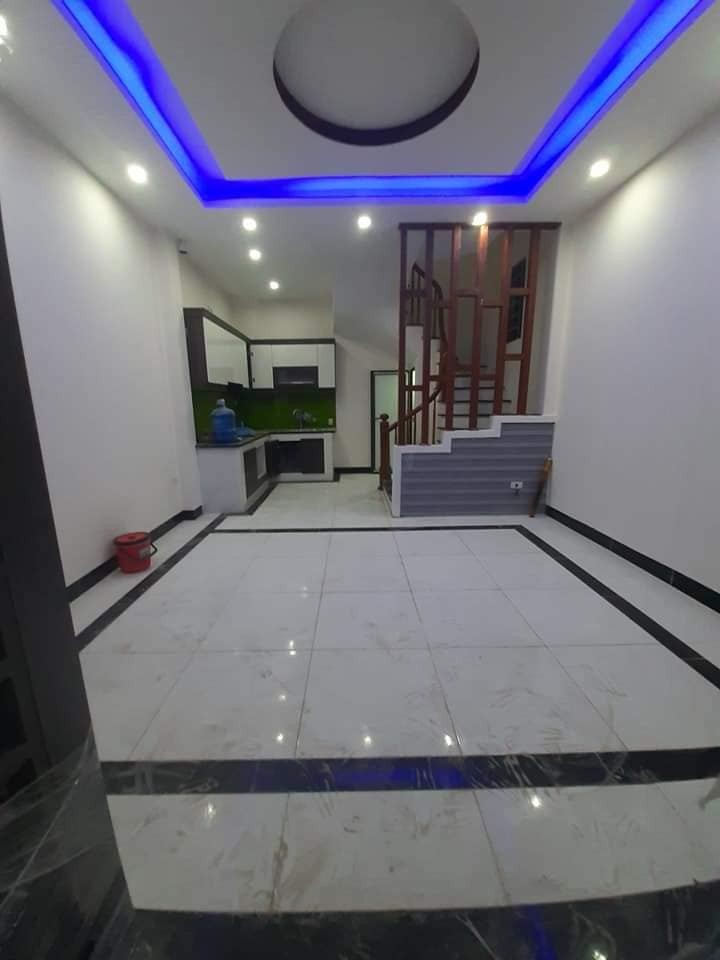 Bán nhà mặt ngõ Trần Quốc Hoàn Cầu Giấy dt 37m2, 5 tầng Mt 4m giá 4.75 tỷ, lh 0902224679
