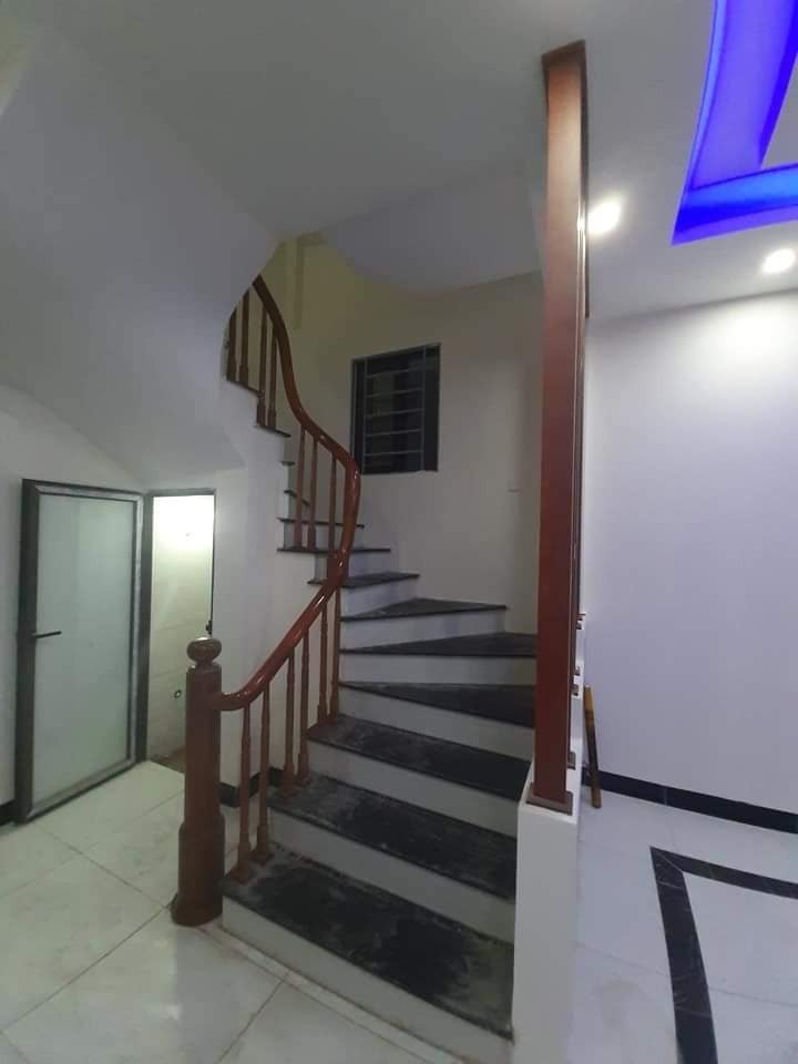 Bán nhà mặt ngõ Trần Quốc Hoàn Cầu Giấy dt 37m2, 5 tầng Mt 4m giá 4.75 tỷ, lh 0902224679