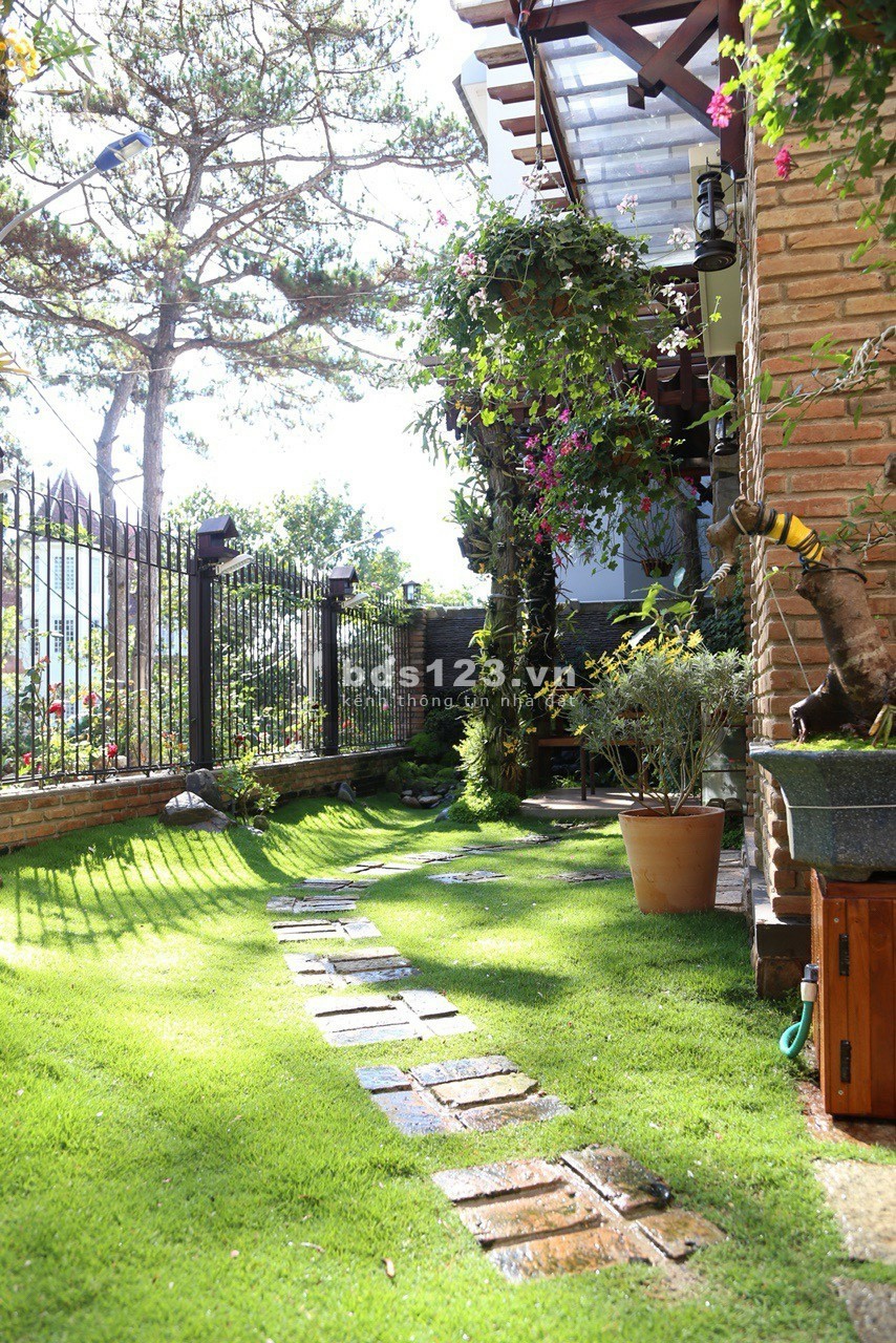 Cần bán nhà đẹp 2 mặt tiền đường thành phố Đà Lạt giá chỉ 9.6 tỷ, sổ riêng xây dựng