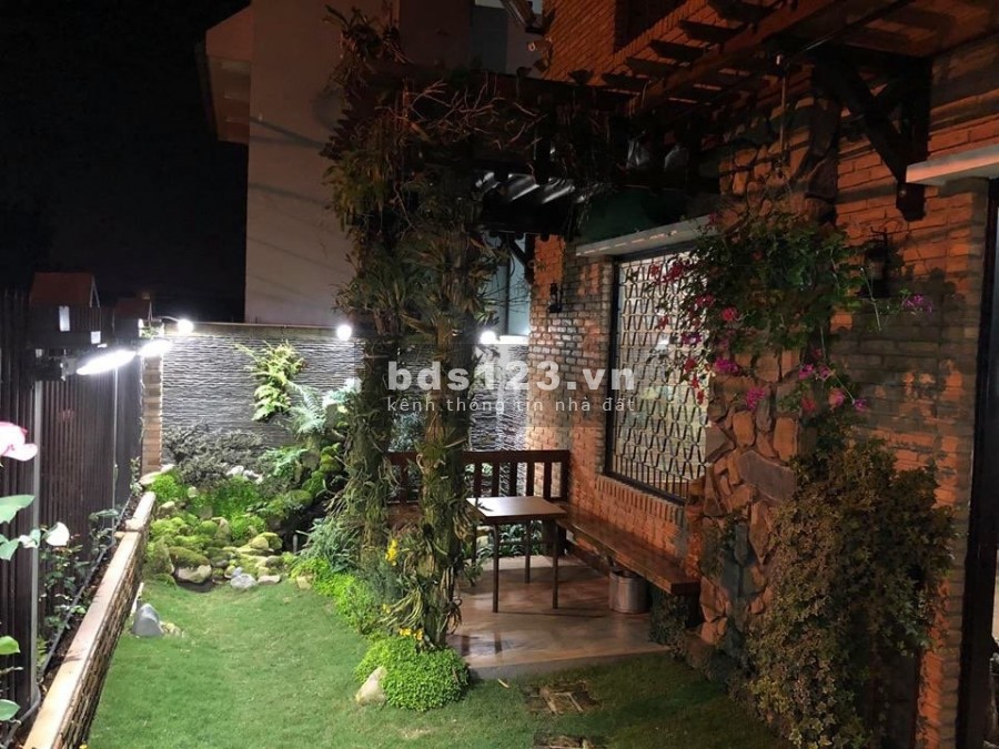 Cần bán nhà đẹp 2 mặt tiền đường thành phố Đà Lạt giá chỉ 9.6 tỷ, sổ riêng xây dựng