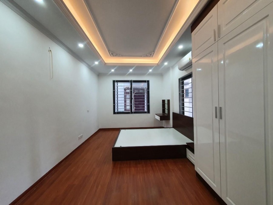 Bán nhà nguyên căn đẹp vị trí đường Hoàng Mai chia lô dt 55m2, 6 phòng, giá nhỉnh 5 tỷ.