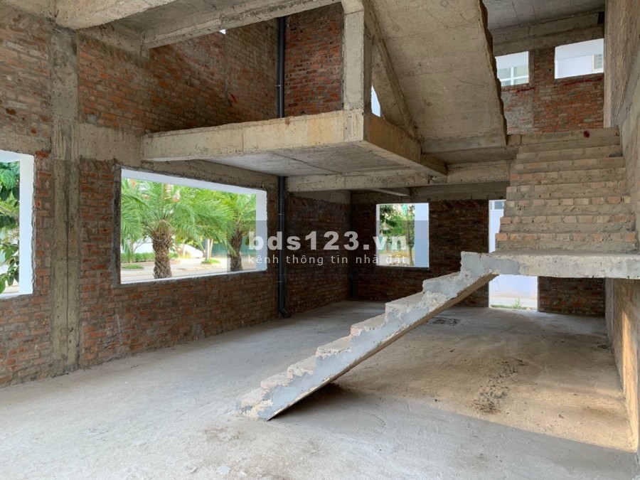 Cần bán nhà 4 tầng Hoàng Quốc Việt, đường 12m view công viên