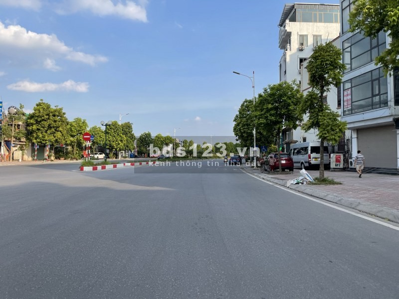 Bán lô đất diện tích 39m2 mặt phố Hồng Tiến, hai mặt đường, kinh doanh cực tốt, sổ sẵn