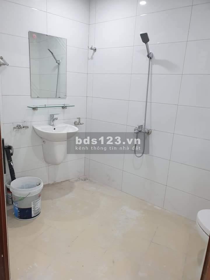 Giá Covid 2.6 tỷ Nhà Nguyễn Đình Hoàn cách mặt phố 4 bước 3 bước ra bãi gửi xe oto