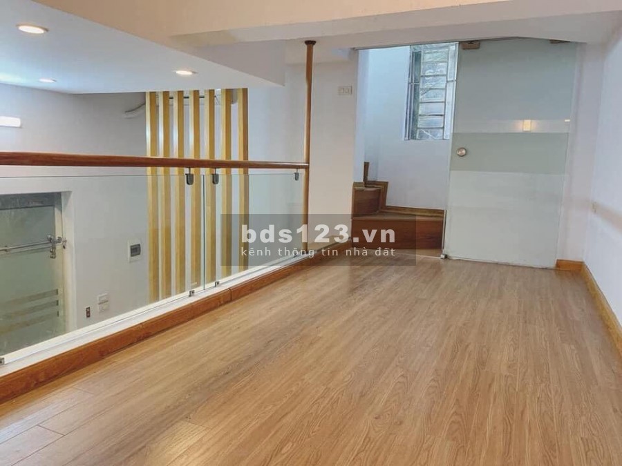 Bán gấp nhà phố Bà triệu Quận Hai Bà Trưng, dt 30m2, 3 tầng, giá 4x tỷ, lô góc ô tô đỗ cửa