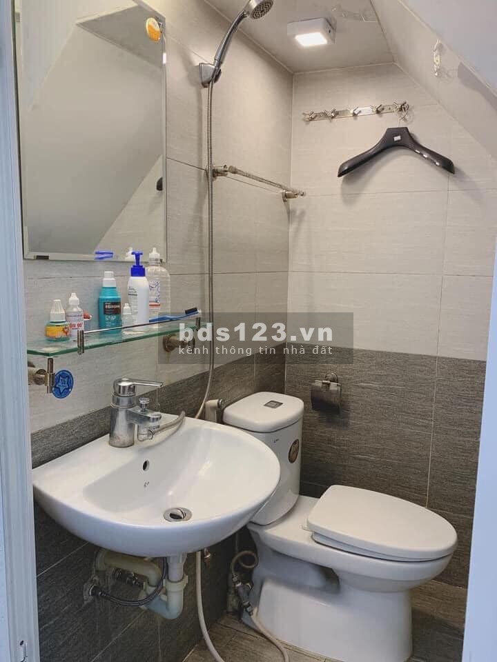 Bán gấp nhà phố Bà triệu Quận Hai Bà Trưng, dt 30m2, 3 tầng, giá 4x tỷ, lô góc ô tô đỗ cửa