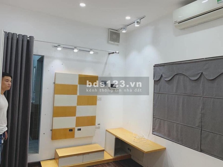 Bán gấp nhà phố Bà triệu Quận Hai Bà Trưng, dt 30m2, 3 tầng, giá 4x tỷ, lô góc ô tô đỗ cửa