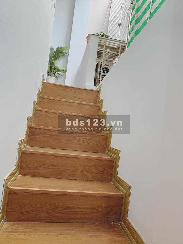 Bán gấp nhà phố Bà triệu Quận Hai Bà Trưng, dt 30m2, 3 tầng, giá 4x tỷ, lô góc ô tô đỗ cửa