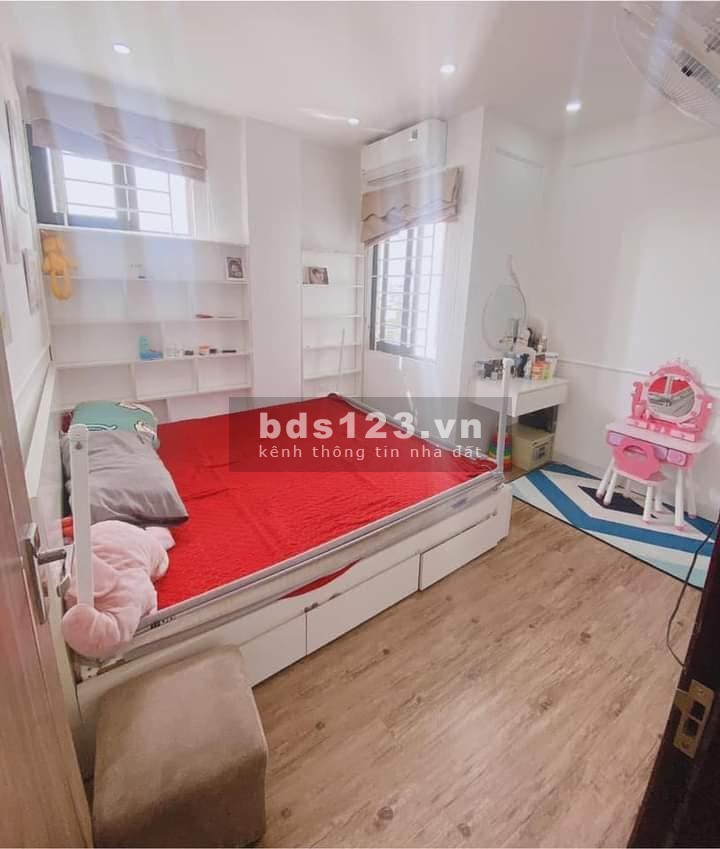 Bán nhà lô góc quận Bắc Từ Liêm, DT 50m2, nhỉnh hơn 3,2 tỷ. Liên hệ : 0384662187