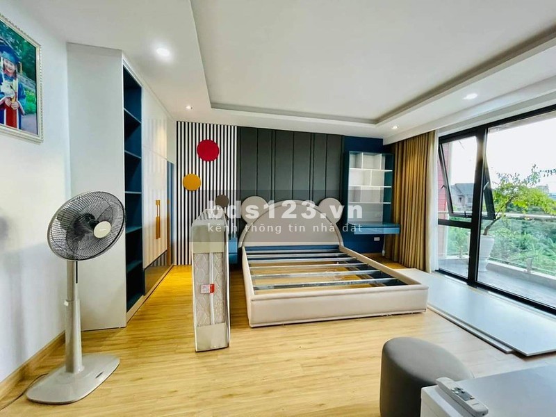 Bán nhà đẹp đường Lệ Mật, Việt Hưng lô góc Ở KD thoải mái, Ô tô tránh dt 50m2 mt 4m