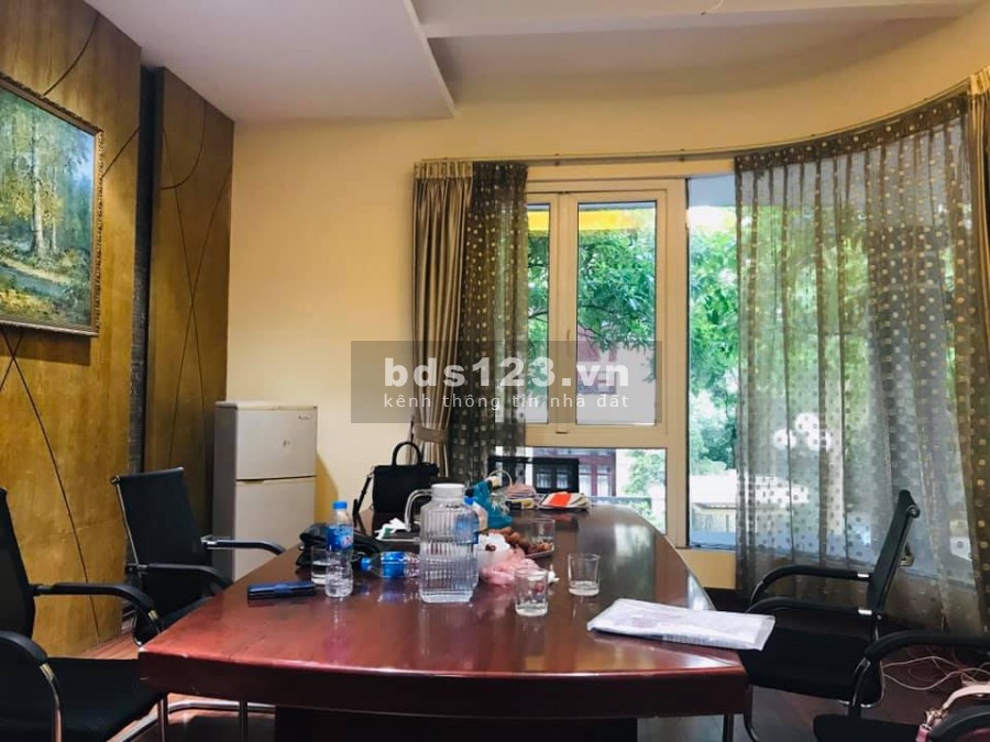 Bán nhà diện tích 45m2, giá 3.85 tỷ Hoàng Quốc Việt, view cây xanh, nội thất long lanh
