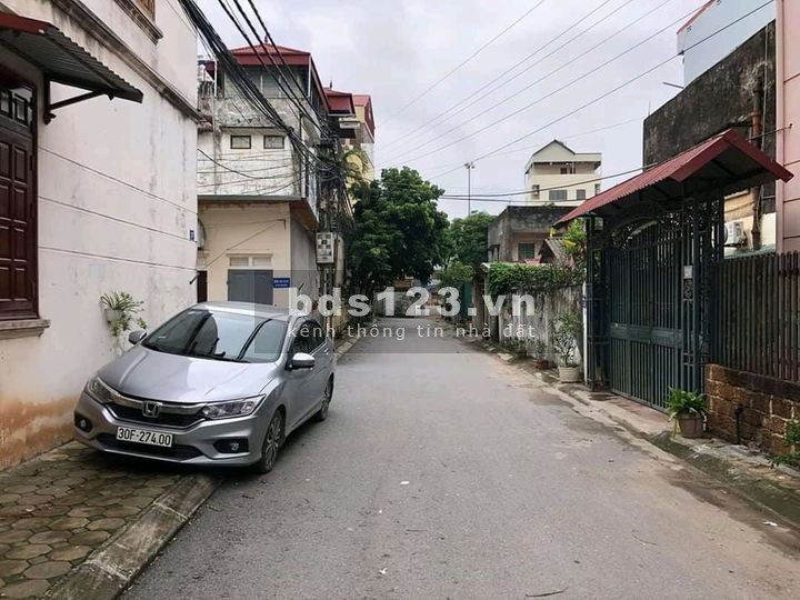 Bán nhà 3 tầng đúc dt 74m2 căn góc Trâu Quỳ gần học viên, giá chỉ 4.3 tỷ, lh 0983253436