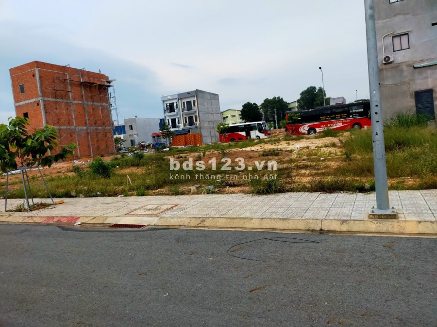 Bán gấp lô đất ngay cổng xanh sổ hồng riêng từng nền giá 600 triệu liên hệ 0967068799