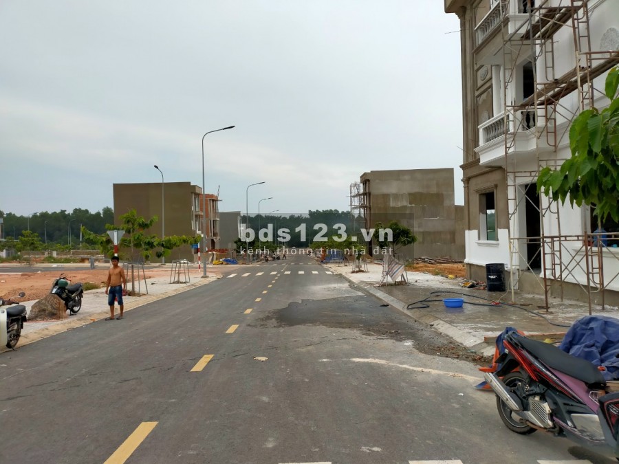 Bán gấp lô đất ngay cổng xanh sổ hồng riêng từng nền giá 600 triệu liên hệ 0967068799