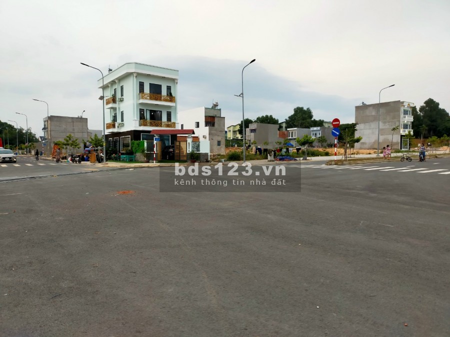 Bán gấp lô đất ngay cổng xanh sổ hồng riêng từng nền giá 600 triệu liên hệ 0967068799