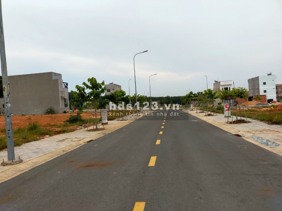 Bán gấp lô đất ngay cổng xanh sổ hồng riêng từng nền giá 600 triệu liên hệ 0967068799