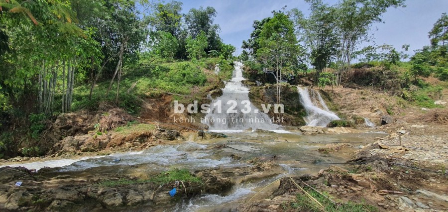 Chuyển nhượng lô đất 7000m2 có 400 thổ cư có thác trong đất, liên hệ 0973094764
