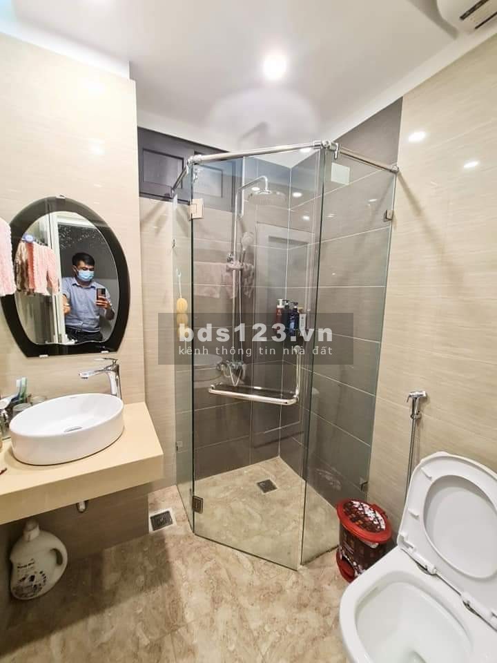 Bán nhà nguyên căn 5 tầng siêu rộng tại Giáp Bát, ở luôn, long lanh, giá bán 4 tỷ, lh 0982420026